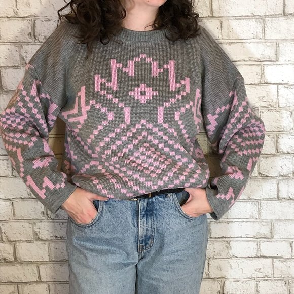 Gray sweater with pink patterns - Picture 2 of 8